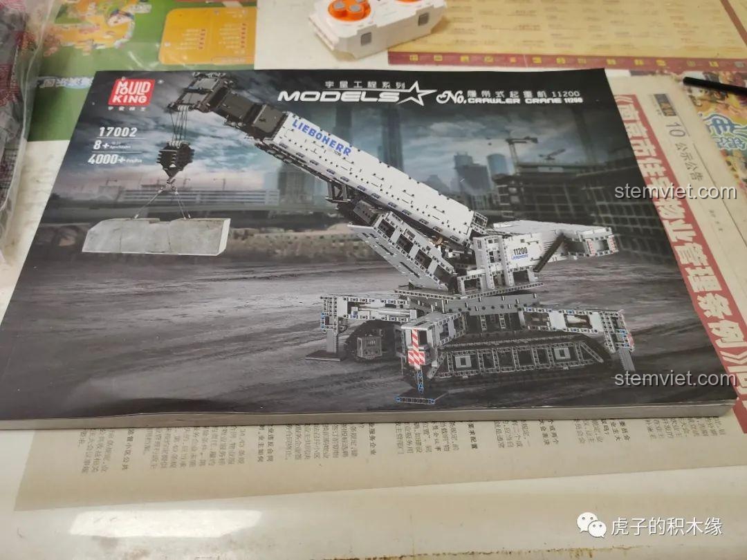 Sách hướng dẫn lắp ráp dày dặn của bộ đồ chơi Mould King 17002, với 251 trang chi tiết, hướng dẫn từng bước để hoàn thành mô hình cần cẩu bánh xích Liebherr LTR 11200.