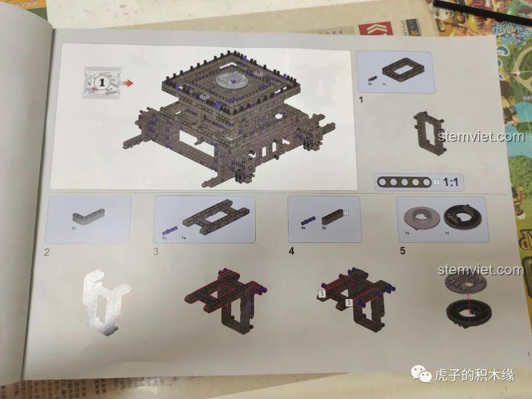 Một trang hướng dẫn lắp ráp từ sách của bộ lắp ghép Mould King 17002, minh họa rõ ràng các bước đầu tiên để xây dựng nền tảng của cần cẩu bánh xích.