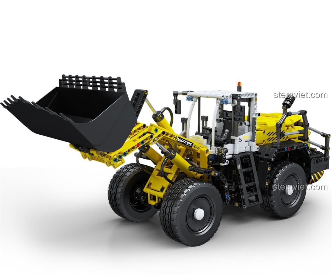 Xe xúc lật Liebherr L550 Mould King 17026 với góc nhìn khác, thể hiện chi tiết thiết kế và khả năng điều khiển từ xa, đồ chơi xây dựng đáng tiền.