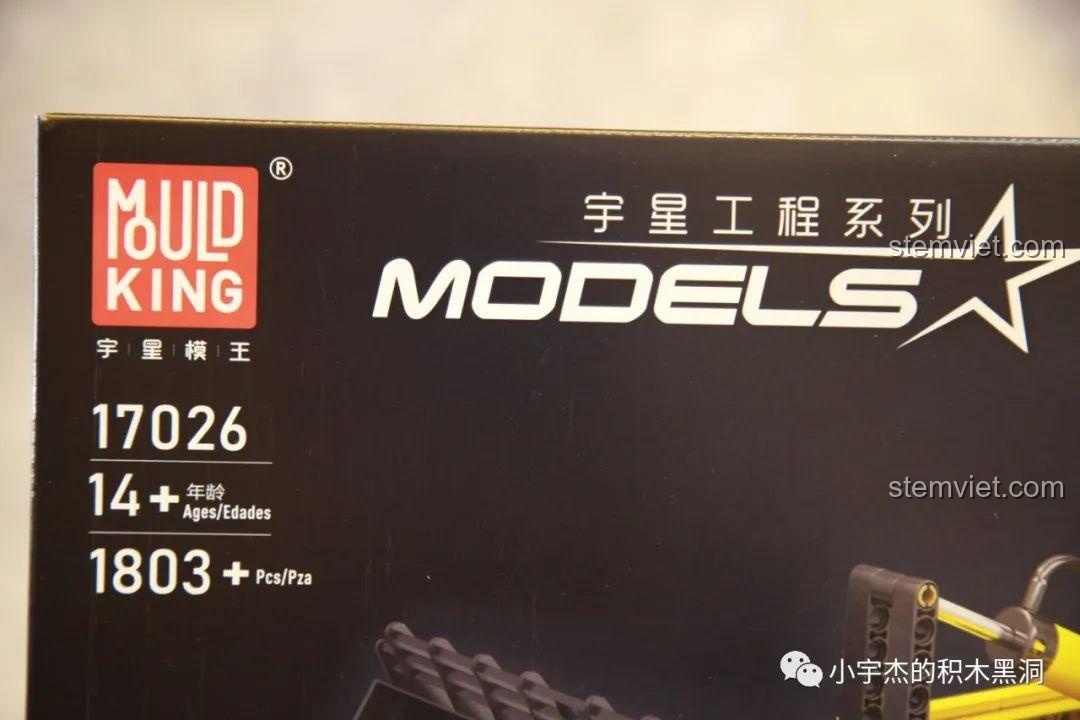 Hộp sản phẩm Mould King 17026 Xe xúc lật khí nén Liebherr L550 với các biểu tượng điều khiển từ xa và kết nối ứng dụng, đồ chơi mô hình công trình khí nén.