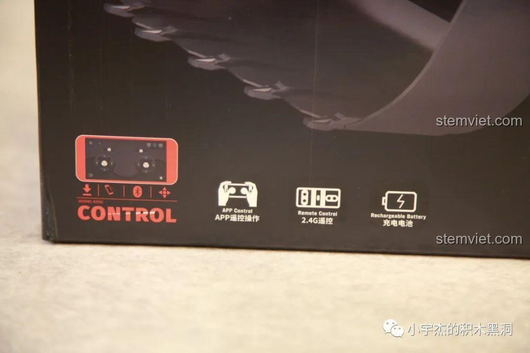 Hộp sản phẩm Mould King 17026 Xe xúc lật khí nén Liebherr L550, thể hiện đầy đủ thông tin sản phẩm và tính năng điều khiển từ xa, món quà giá tốt cho bé trai.