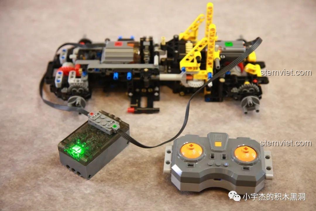 Khung gầm của xe xúc lật khí nén Mould King 17026 Liebherr L550 đang được lắp ráp, thể hiện sự phức tạp và chi tiết của bộ đồ chơi mô hình công trình.