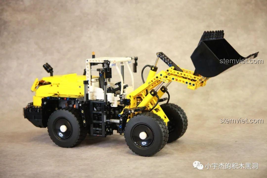 Mô hình xe xúc lật khí nén Mould King 17026 Liebherr L550 đã hoàn thiện với bánh xe, sẵn sàng cho bé trai 14 tuổi khám phá sức mạnh công trình và điều khiển từ xa.