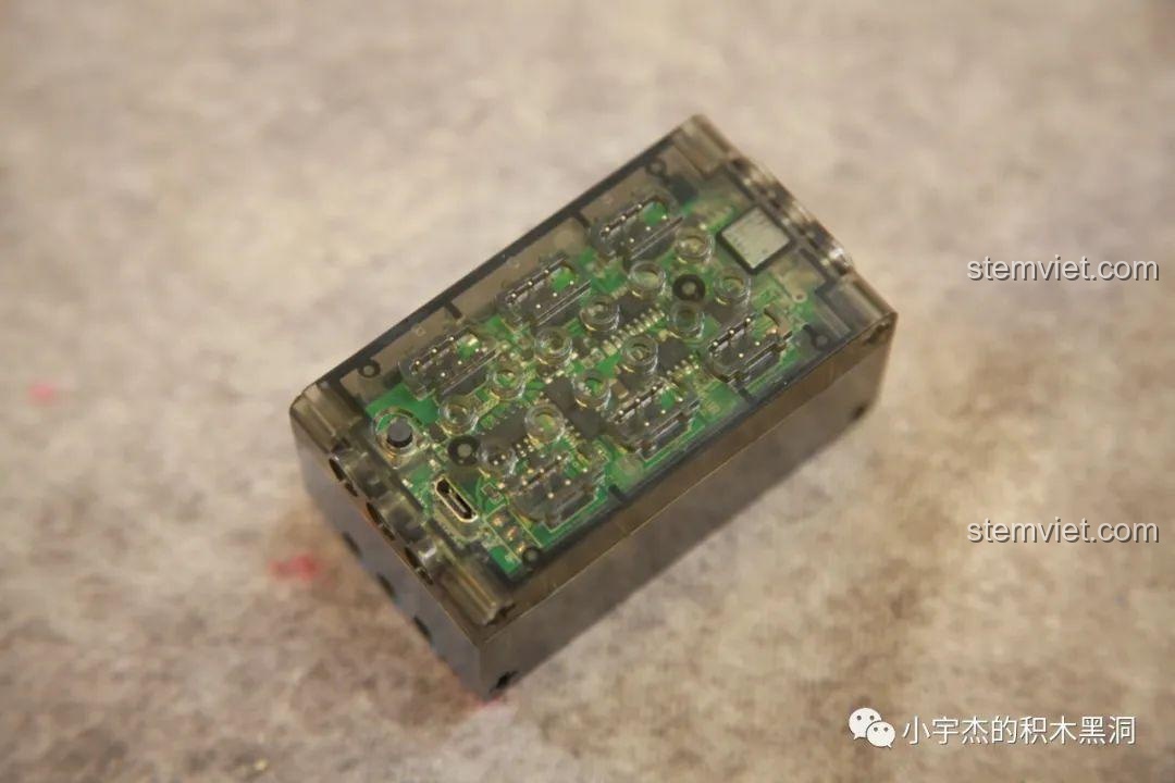 Các thành phần điện tử của bộ đồ chơi Mould King 17026 Xe xúc lật khí nén Liebherr L550, bao gồm động cơ và bộ điều khiển, đảm bảo khả năng điều khiển từ xa mượt mà.