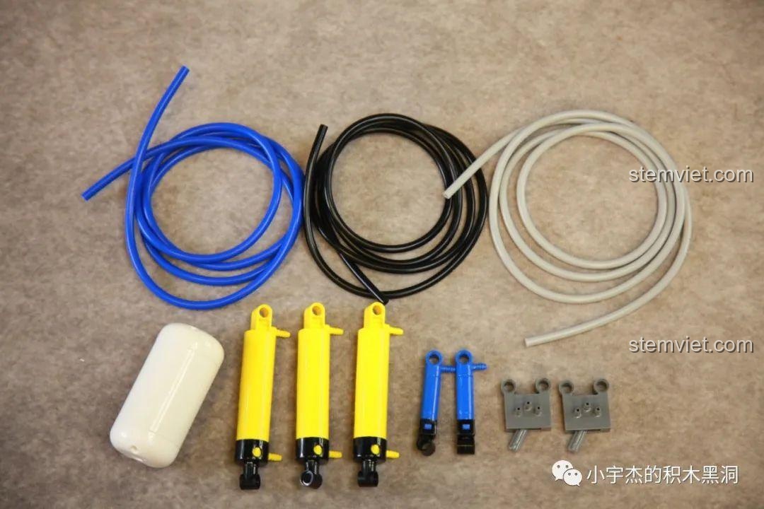 Các thành phần khí nén của bộ lắp ghép Mould King 17026 Xe xúc lật khí nén Liebherr L550, bao gồm xi lanh và ống dẫn, thể hiện tính năng đặc biệt của đồ chơi mô hình.