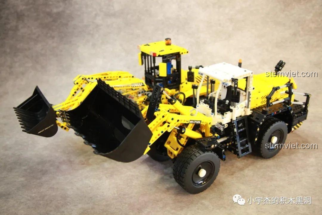 So sánh xe xúc lật khí nén Mould King 17026 Liebherr L550 với một mô hình khác, cho thấy kích thước và chi tiết vượt trội của sản phẩm, đồ chơi xây dựng chất lượng cao.