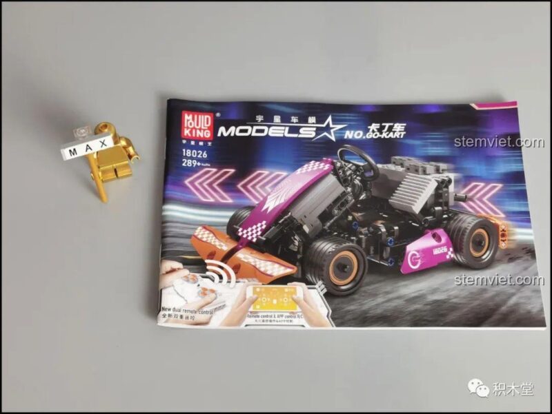 Toàn bộ nội dung bên trong hộp bộ đồ chơi Mould King 18026 Xe Kart Đua Điều Khiển Từ Xa, bao gồm các túi mảnh ghép và động cơ