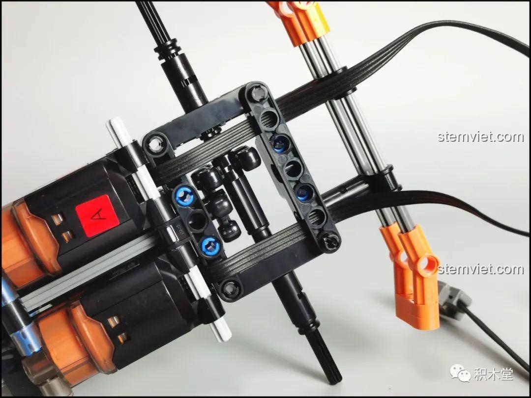 Chi tiết bánh răng xoay được sử dụng trong hệ thống truyền động của Mould King 18026, giúp giảm ma sát và tăng hiệu quả.