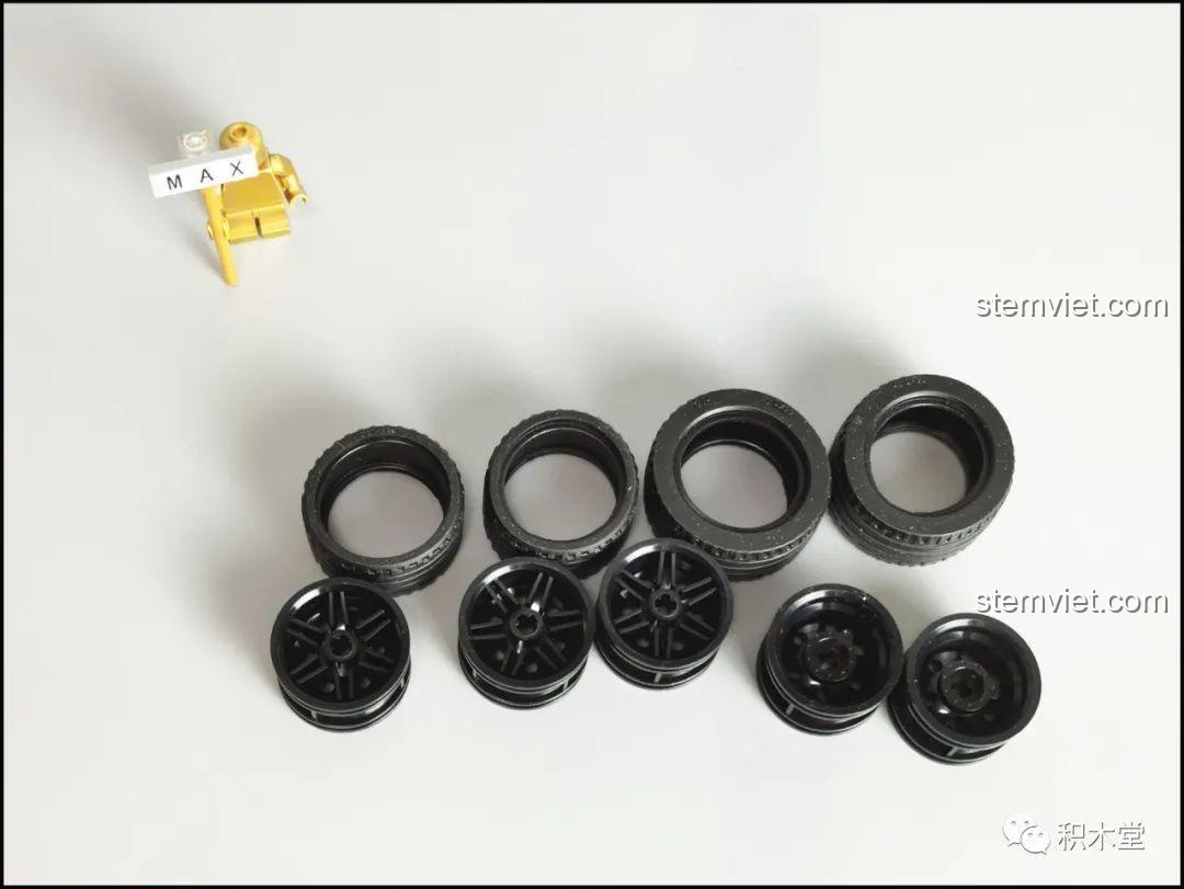 Năm bánh xe của Mould King 18026, với lốp trước và sau có độ dày khác biệt, tối ưu cho hiệu suất đua xe.