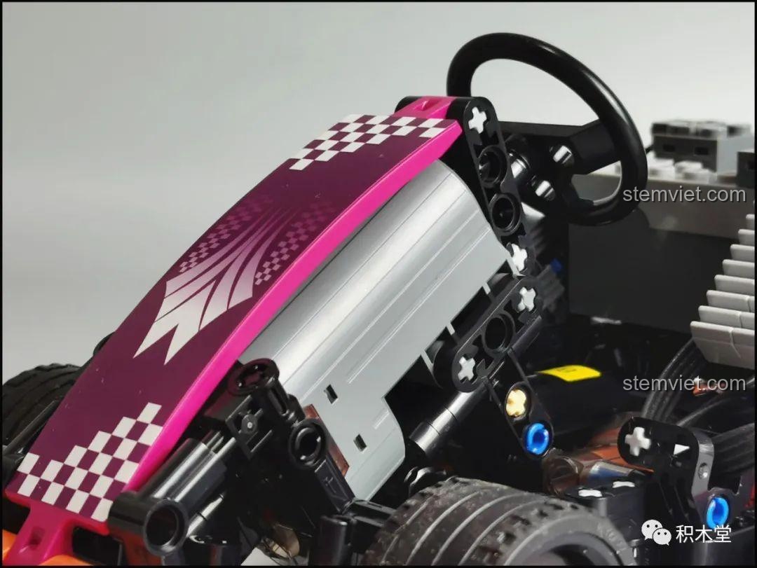 Một bé gái đang cầm chiếc xe kart Mould King 18026, thể hiện sự yêu thích và phù hợp của đồ chơi này với trẻ em.