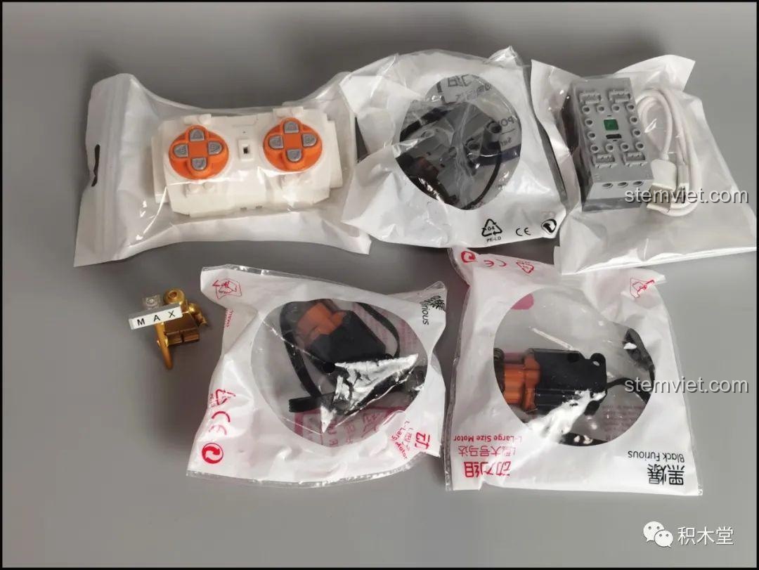 Các bộ phận động lực của Mould King 18026, bao gồm động cơ, hộp pin và điều khiển từ xa, đảm bảo xe vận hành mạnh mẽ.