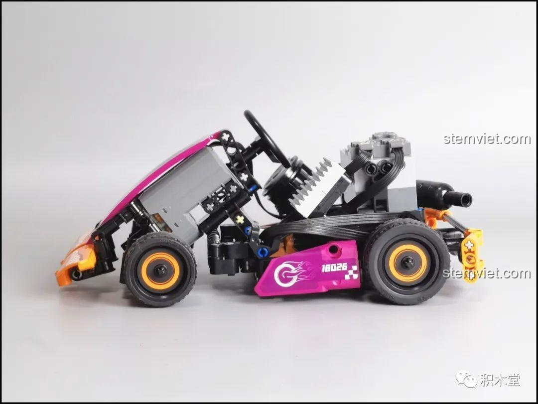 Cận cảnh phần cản sau của xe kart Mould King 18026, với thiết kế chắc chắn và có thể tùy chỉnh màu sắc.