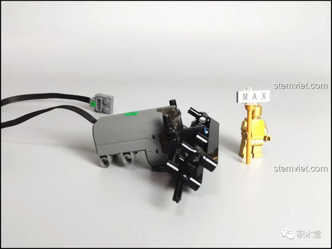 Cận cảnh phần đầu xe kart Mould King 18026 với thiết kế khí động học và các chi tiết sticker màu cam và hồng tím.