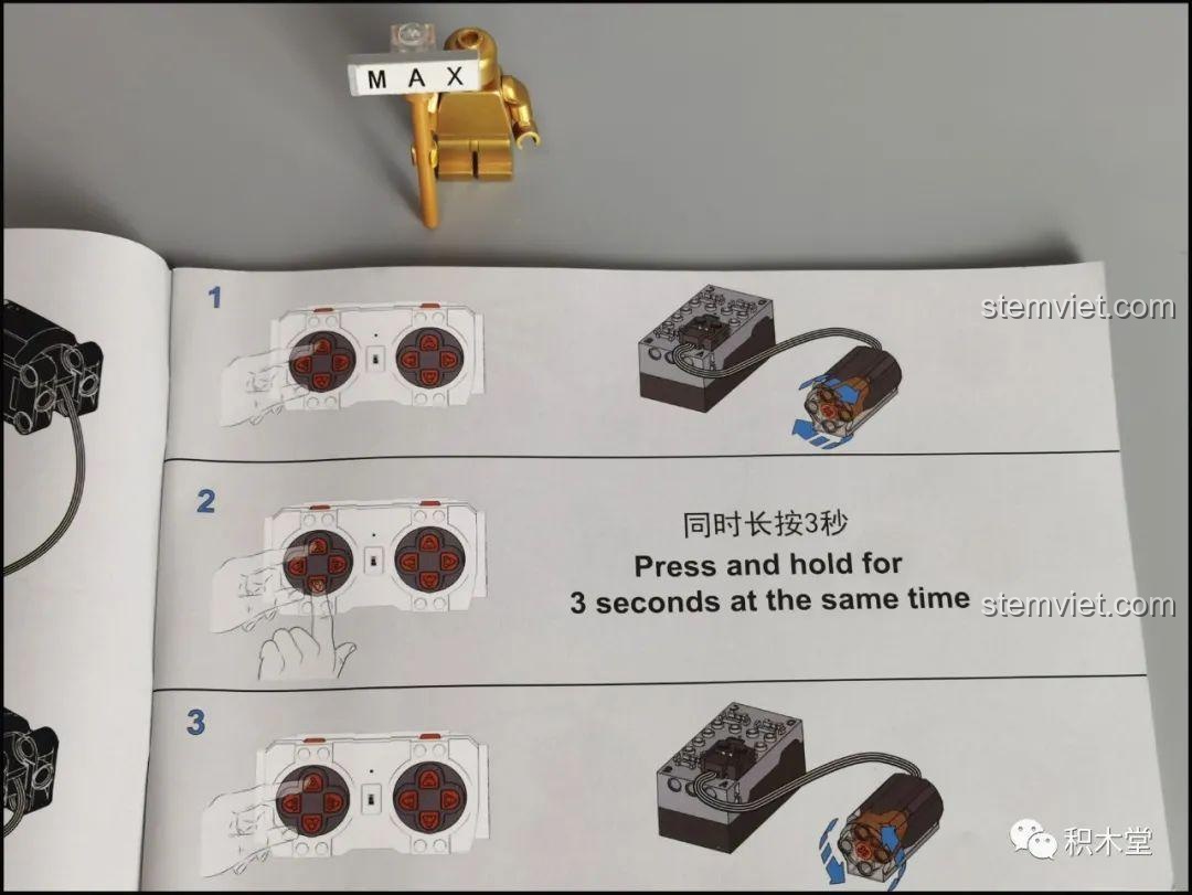 Hướng dẫn điều chỉnh hướng quay của động cơ bằng cách nhấn giữ nút trên điều khiển từ xa của Mould King 18026.