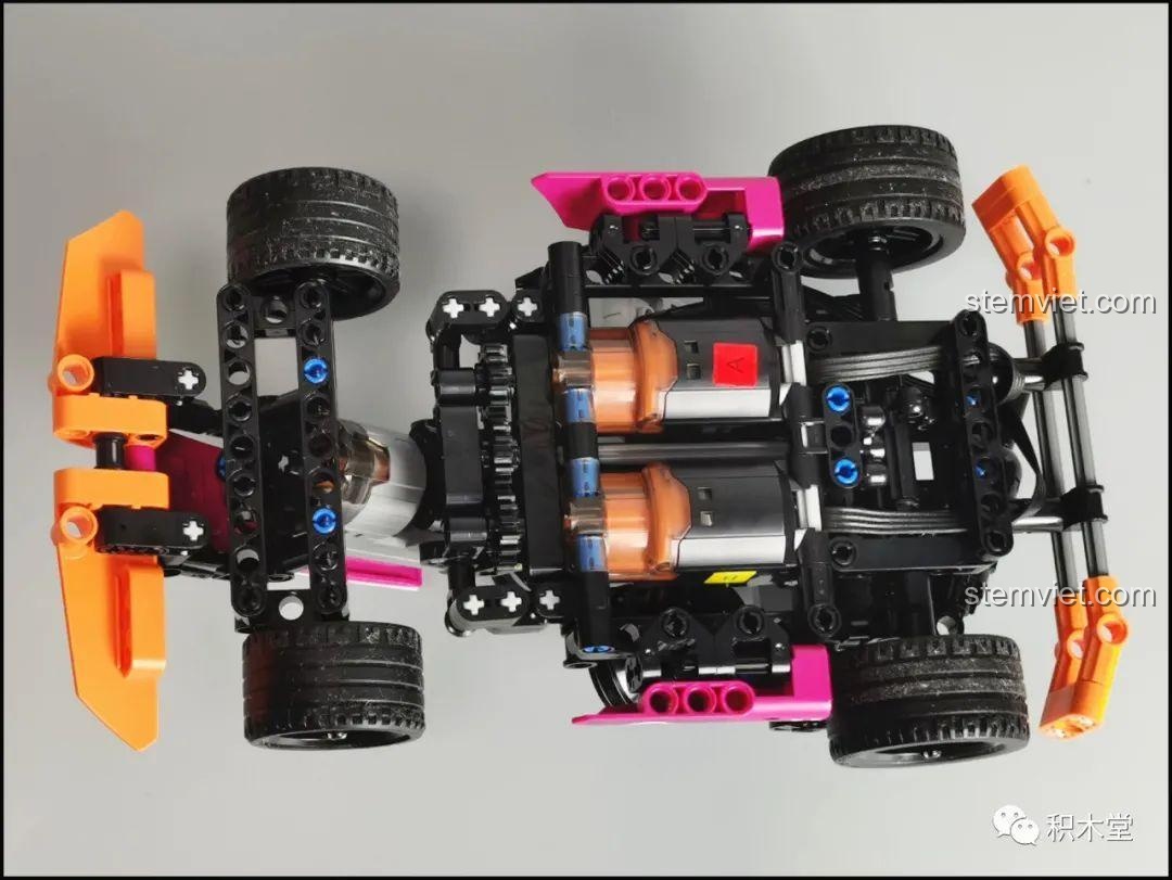 Đo kích thước chiều cao của mô hình xe kart Mould King 18026 bằng thước dây, hoàn thiện thông số kỹ thuật của xe.