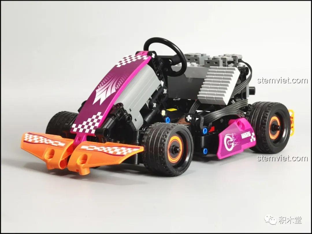 Đo kích thước chiều dài của mô hình xe kart Mould King 18026 bằng thước dây, cho thấy kích thước thực tế của sản phẩm.