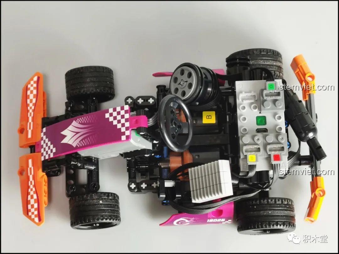 Đo kích thước chiều rộng của mô hình xe kart Mould King 18026 bằng thước dây, xác nhận tỷ lệ cân đối của xe.