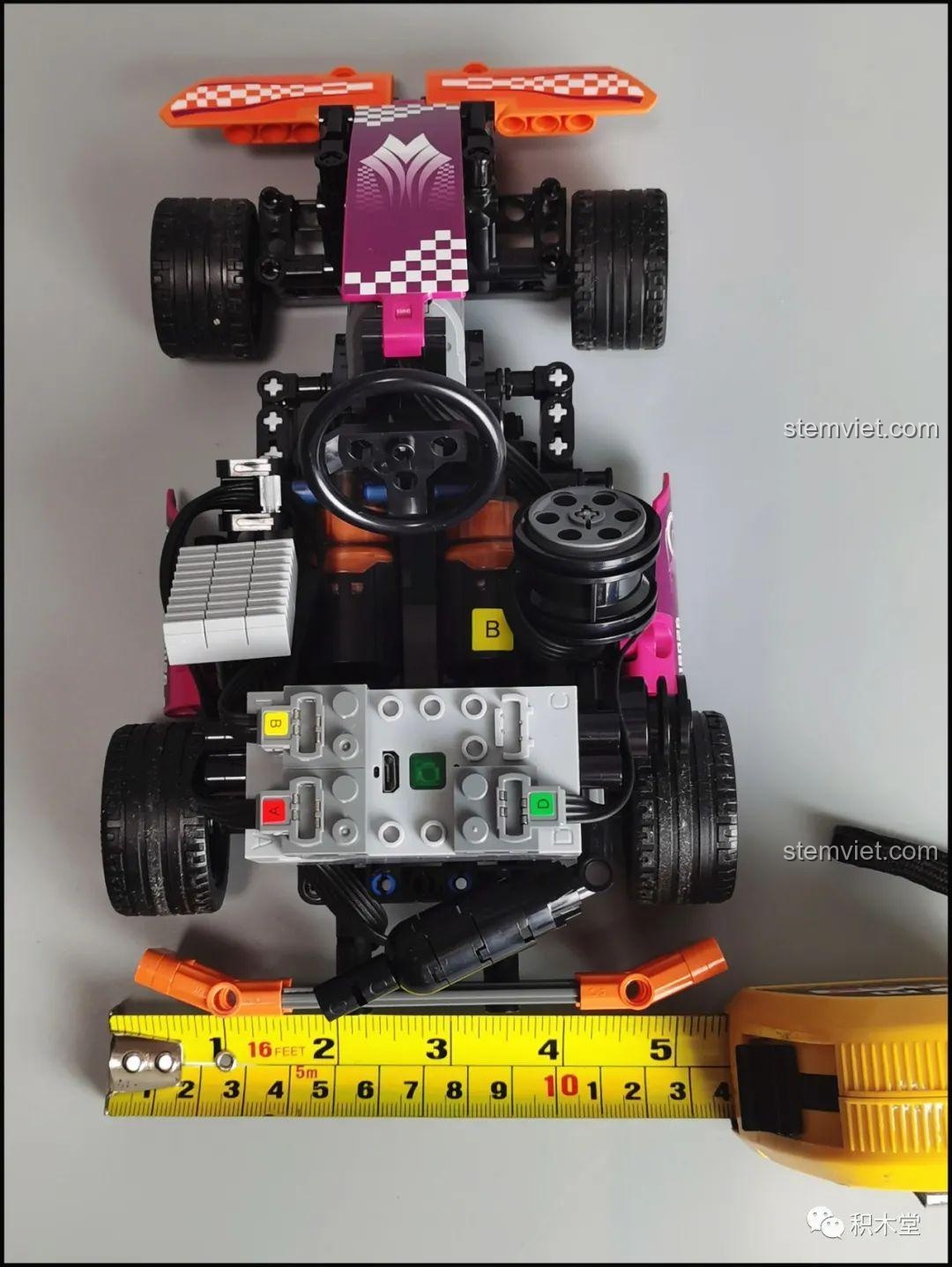 Mô hình xe kart Mould King 18026 nhìn từ dưới lên, cho thấy cấu trúc khung gầm vững chắc và các chi tiết kỹ thuật.