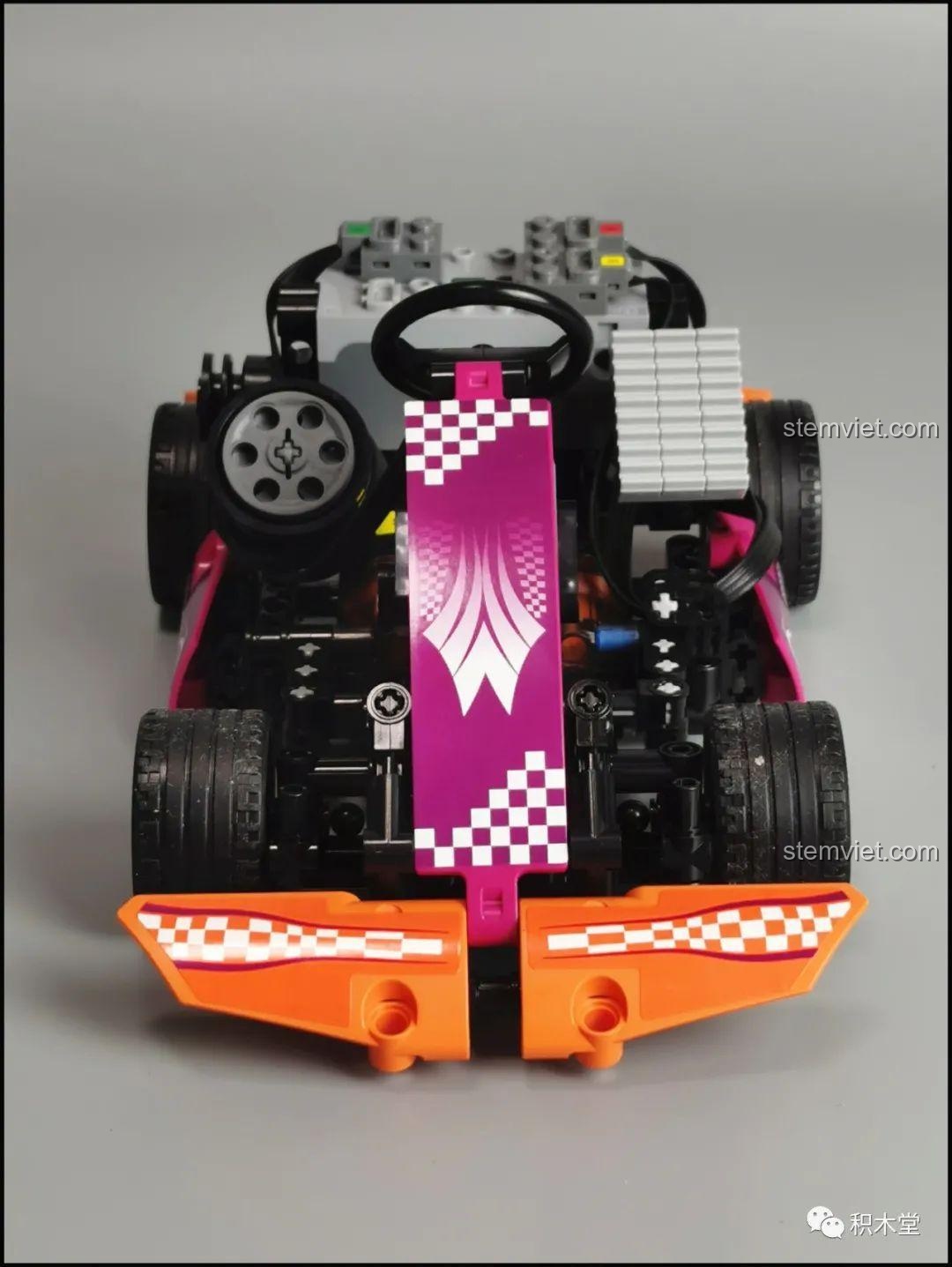 Góc nhìn từ dưới gầm xe kart Mould King 18026, hiển thị cấu trúc khung gầm, động cơ và hệ thống truyền động.