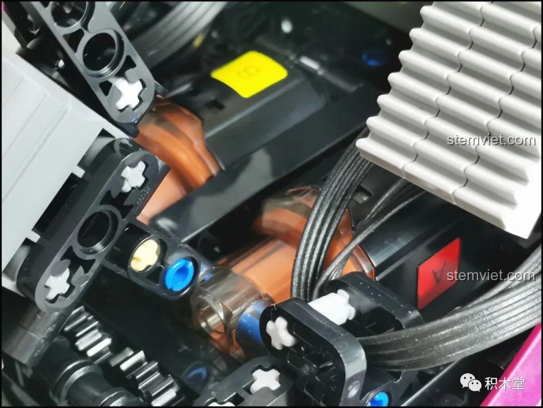 Mô hình xe kart Mould King 18026 nhìn từ góc nghiêng, thể hiện thiết kế năng động và màu sắc nổi bật.