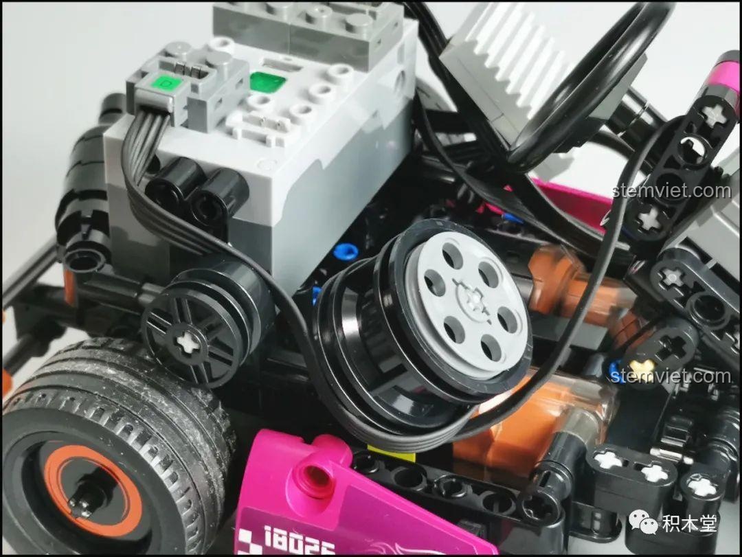 Mô hình xe kart Mould King 18026 nhìn từ góc khác, vẫn giữ được sự mạnh mẽ và thiết kế độc đáo.