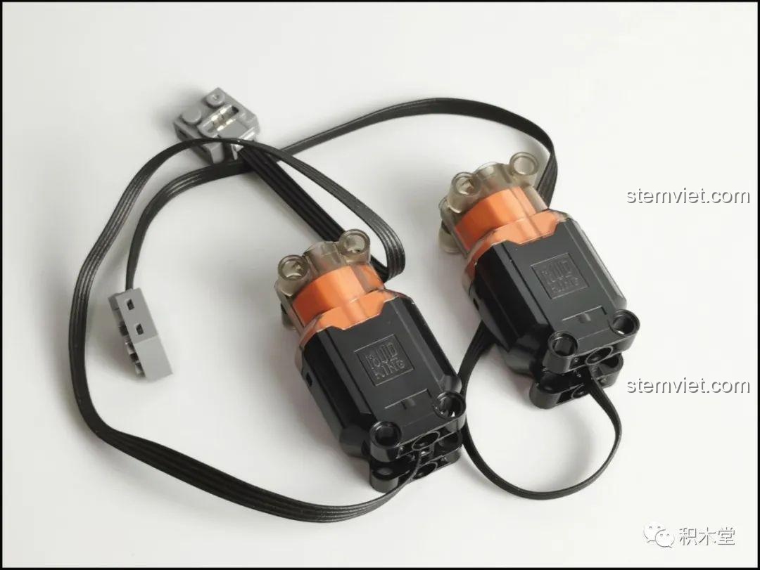 Cận cảnh hai động cơ L siêu tốc Black Furious của Mould King 18026, linh hồn của chiếc xe kart điều khiển từ xa.