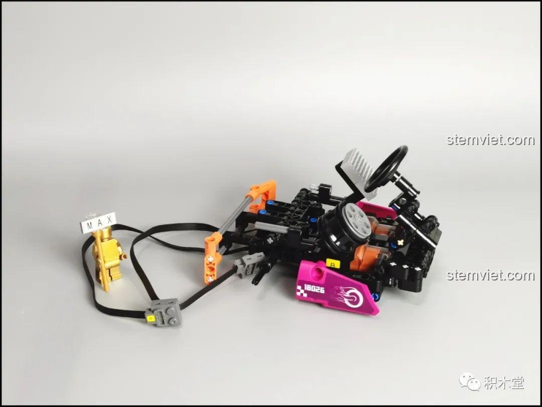 Mô hình xe kart Mould King 18026 đã hoàn thành, với các sticker được dán, sẵn sàng cho việc trưng bày và chơi.