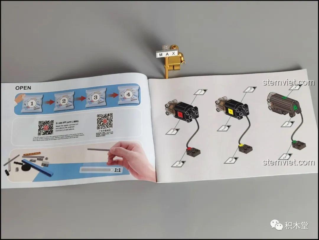 Trang hướng dẫn kiểm tra động cơ và kết nối pin của bộ Mould King 18026, một bước quan trọng trước khi lắp ráp.