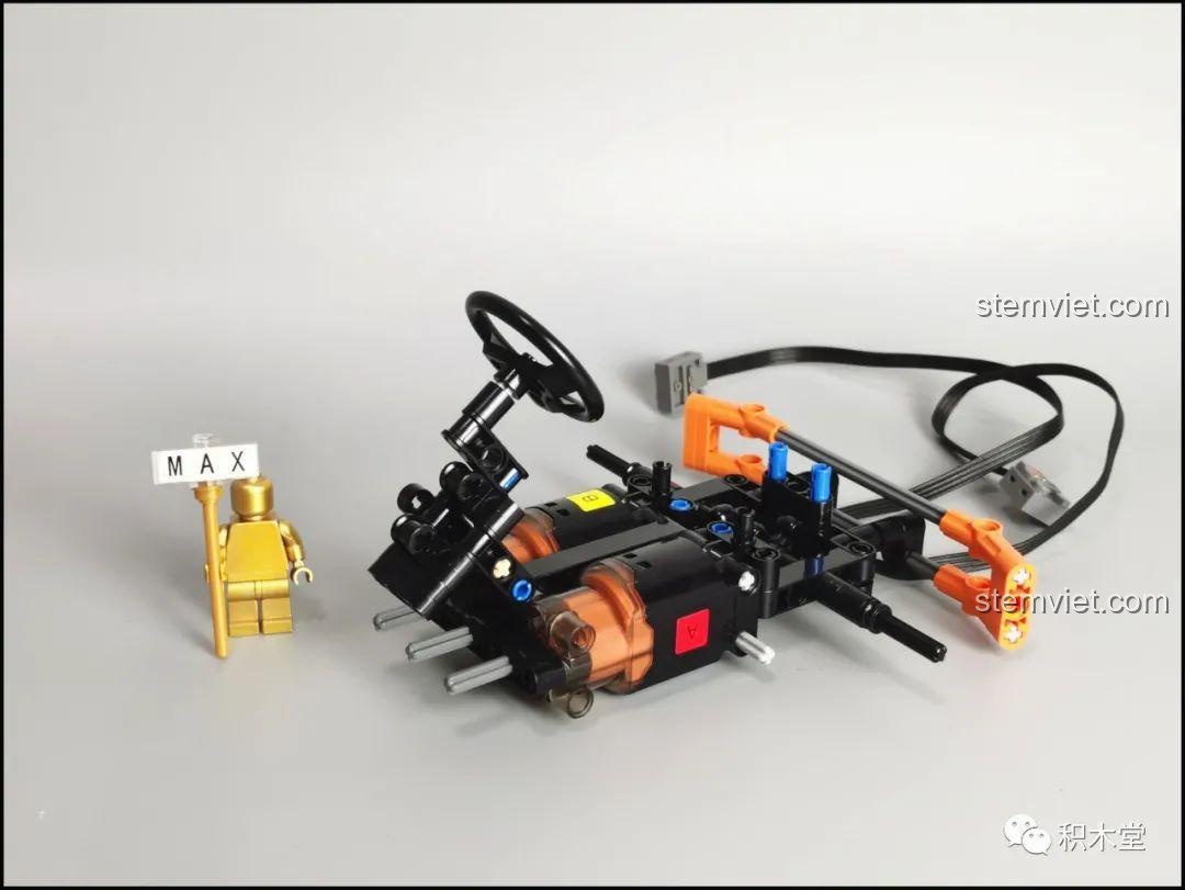 Khung xe kart Mould King 18026 đang trong quá trình lắp ráp, với vô lăng và các bộ phận cơ bản đã được gắn.