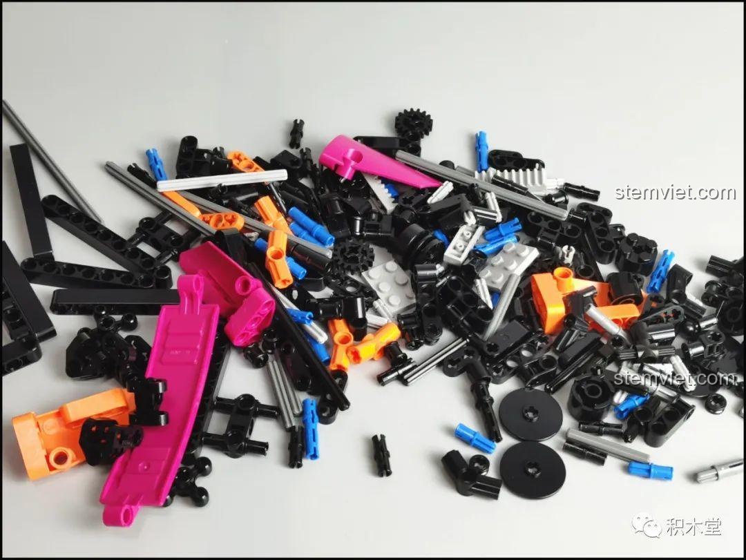 Các mảnh ghép nhựa ABS cao cấp của Mould King 18026, với nhiều màu sắc và hình dạng khác nhau, sẵn sàng cho việc lắp ráp.