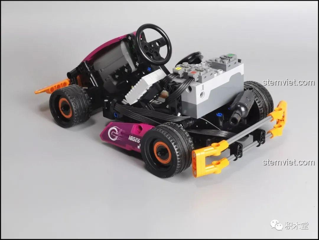 Cận cảnh phần thân xe Mould King 18026 với sticker màu hồng tím, cho thấy sự khác biệt nhỏ về màu sắc so với mảnh ghép.
