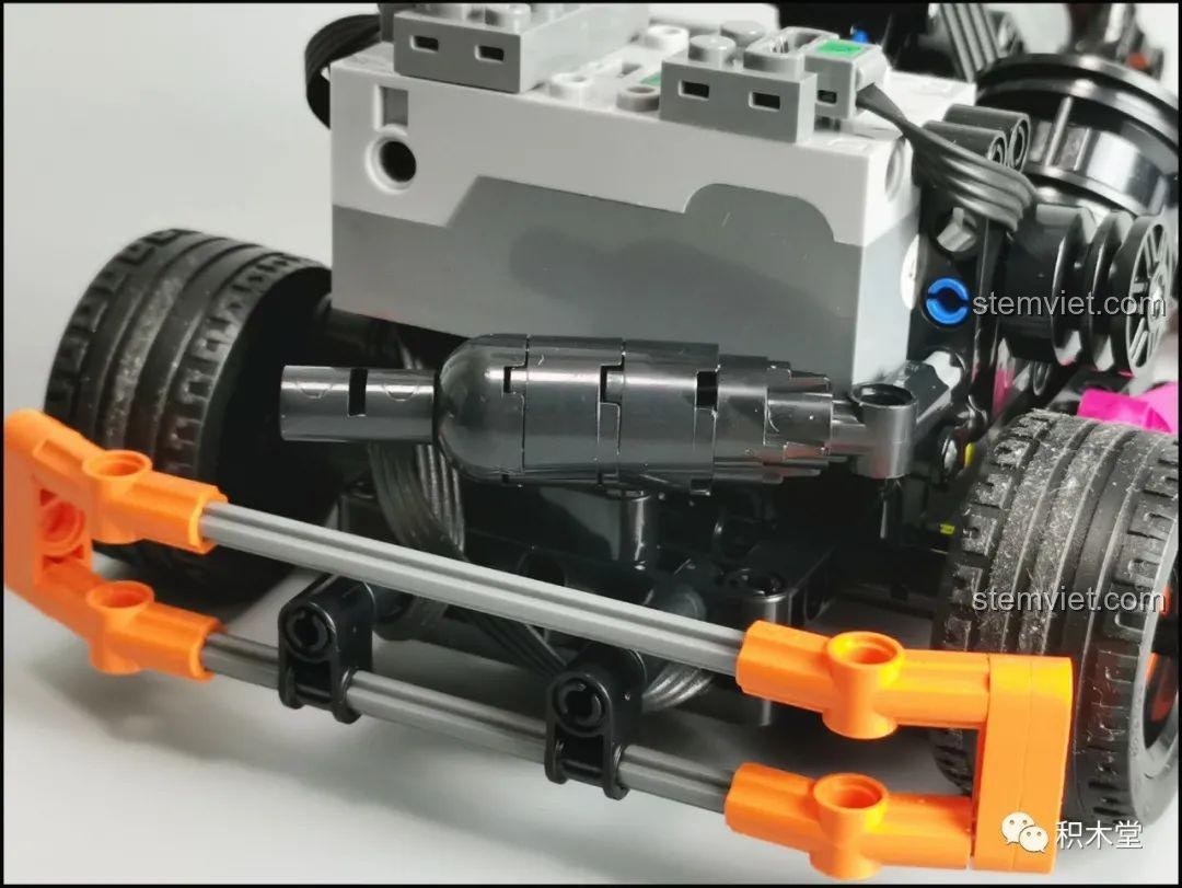 Mô hình xe kart Mould King 18026 nhìn từ phía sau, hiển thị các chi tiết động cơ và hệ thống xả.