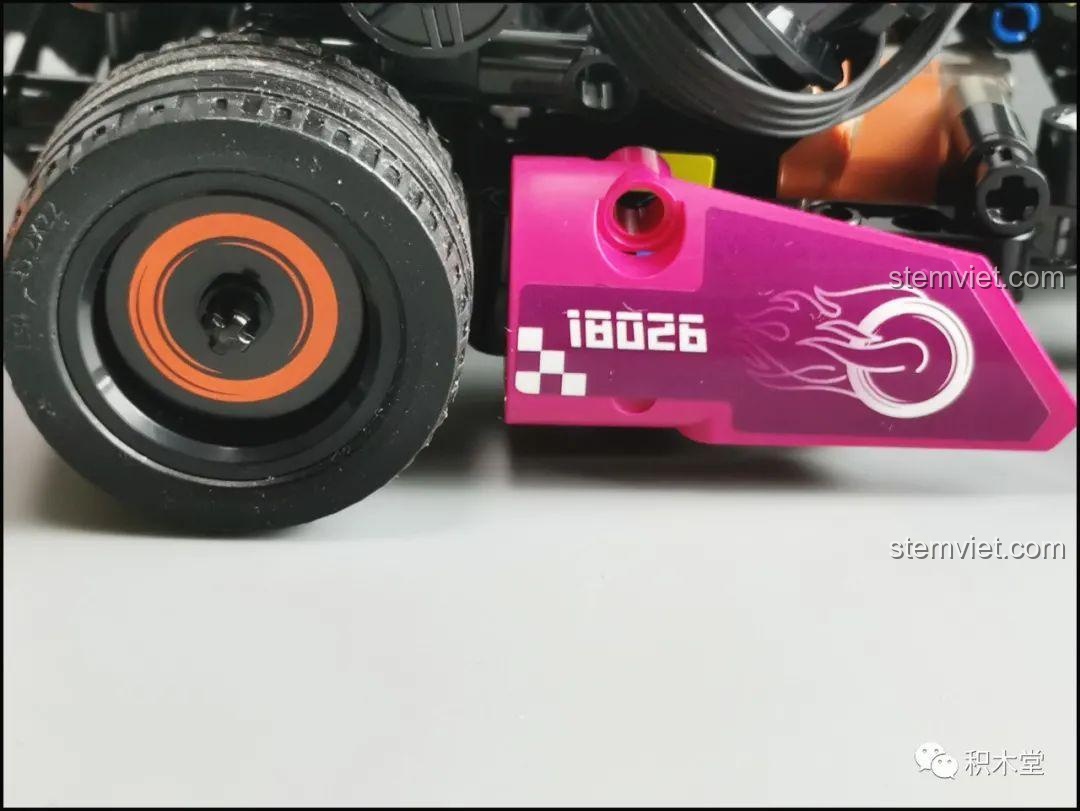 Mô hình xe kart Mould King 18026 nhìn từ phía trước, với thiết kế hầm hố và sẵn sàng cho cuộc đua.