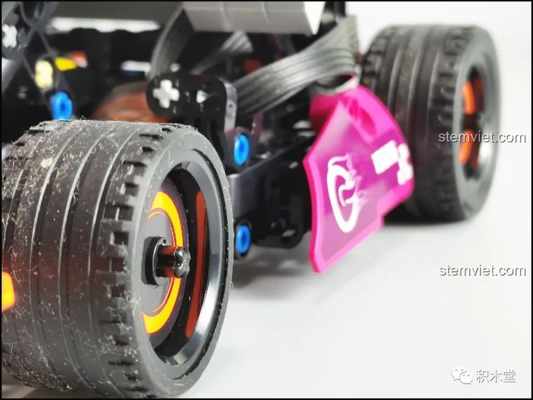 So sánh kích thước giữa xe kart Mould King 18026 và xe đua sa mạc 18001, cho thấy sự khác biệt về quy mô và thiết kế.