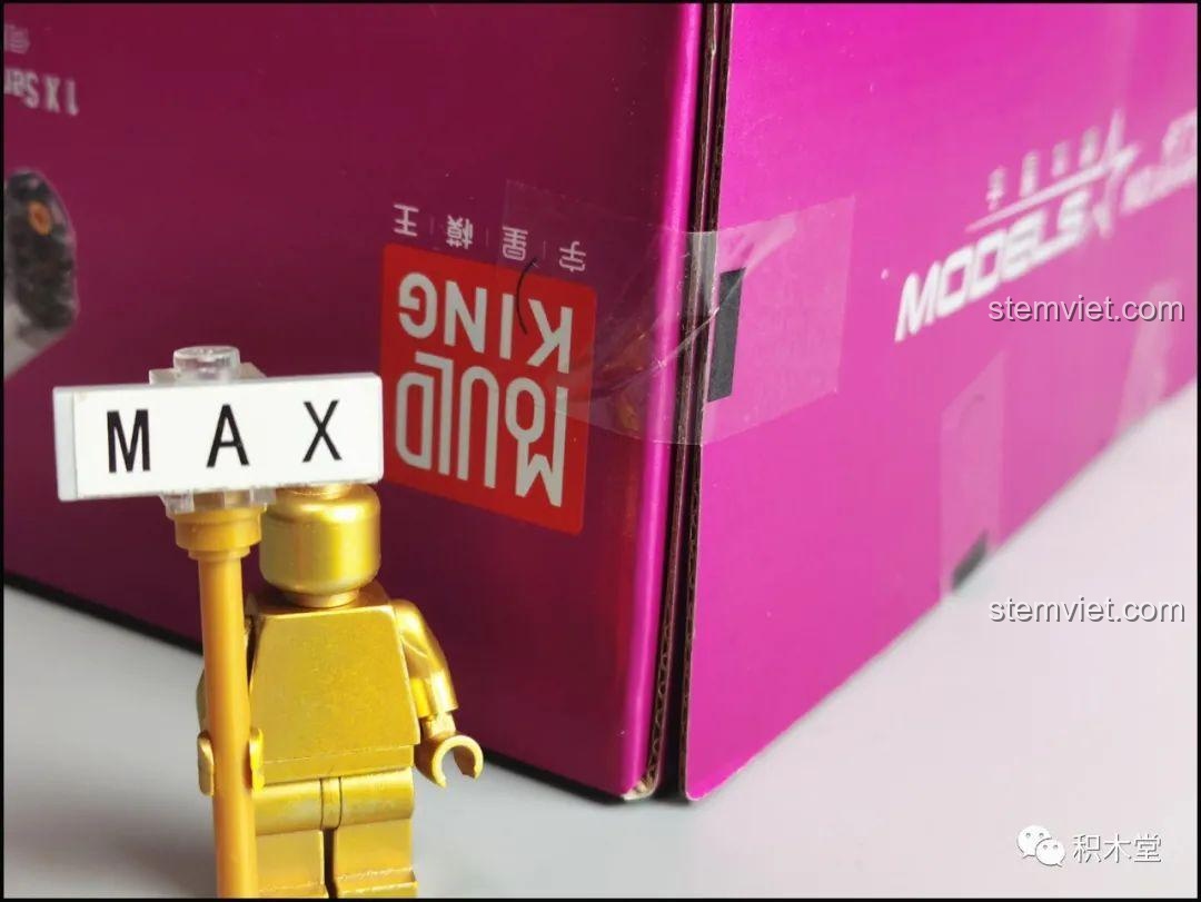 Tem niêm phong mới của Mould King trên hộp sản phẩm, thể hiện sự cải tiến trong đóng gói và chất lượng.