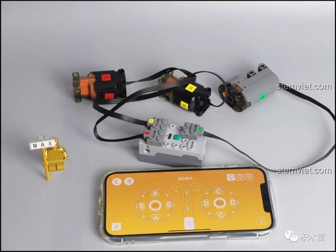 Kiểm tra hoạt động của động cơ và kết nối với ứng dụng điều khiển trên điện thoại trước khi lắp ráp Mould King 18026.