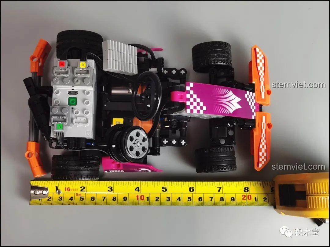 Mô hình xe kart Mould King 18026 nhìn từ trên xuống, cho thấy tổng thể gọn gàng và bố cục các bộ phận khoa học.