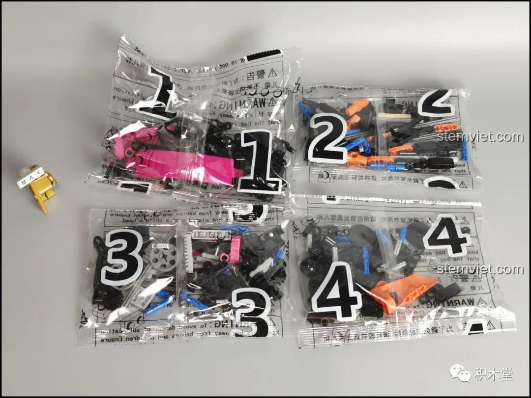 Bốn túi mảnh ghép được đánh số từ 1 đến 4 của bộ Mould King 18026, giúp người chơi dễ dàng phân loại và lắp ráp.