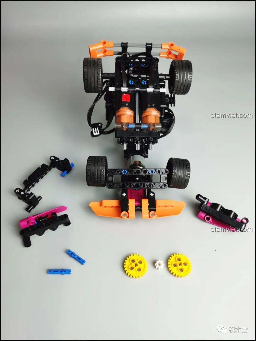 Cận cảnh phần đầu xe và vô lăng của Mould King 18026, tạo cảm giác chân thực như đang điều khiển một chiếc xe kart thật.