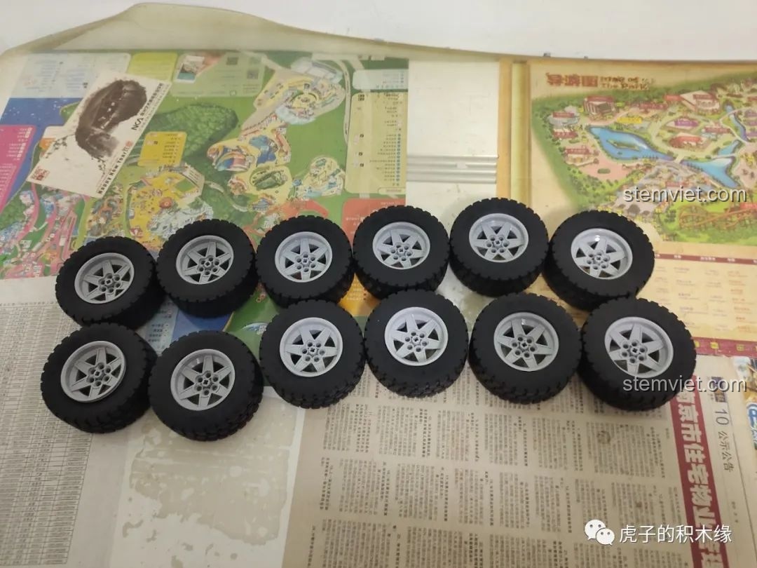 12 chiếc lốp xe của Mould King 19002 với vân lốp chi tiết và vành xe bạc