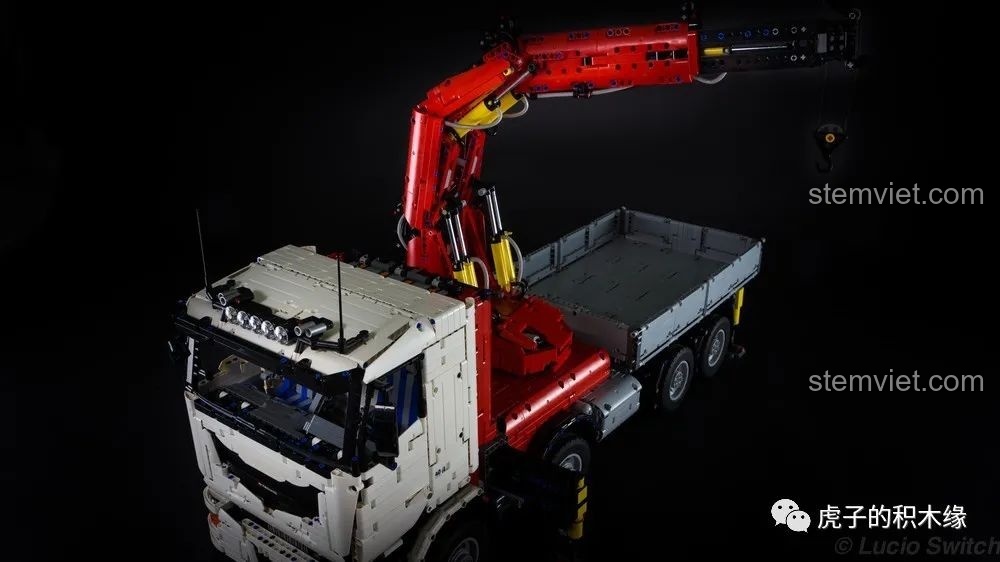 Xe tải cần cẩu Mould King 19002 với cần cẩu mở rộng, thể hiện tính năng hoạt động