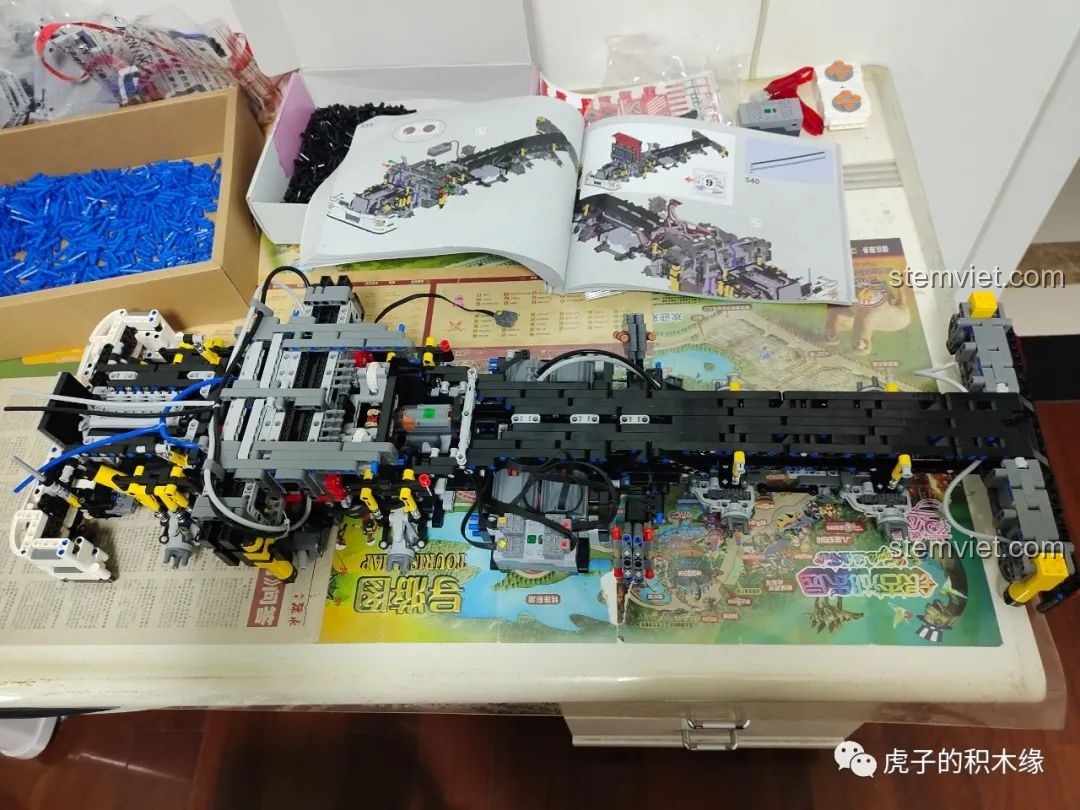 Cần cẩu khí nén của Mould King 19002 với các xi lanh màu vàng nổi bật