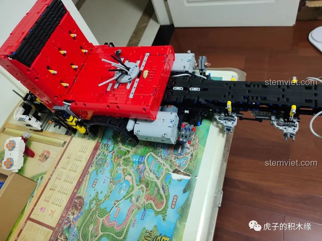 Cận cảnh hệ thống chân chống phía trước của Mould King 19002