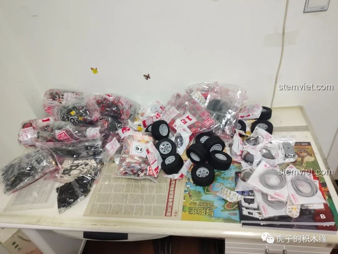 Các túi chi tiết và phụ kiện của Mould King 19002 được sắp xếp trên bàn