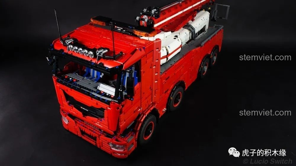 Đầu xe tải Mould King 19002 màu đỏ nổi bật, chi tiết đèn và lưới tản nhiệt sắc nét