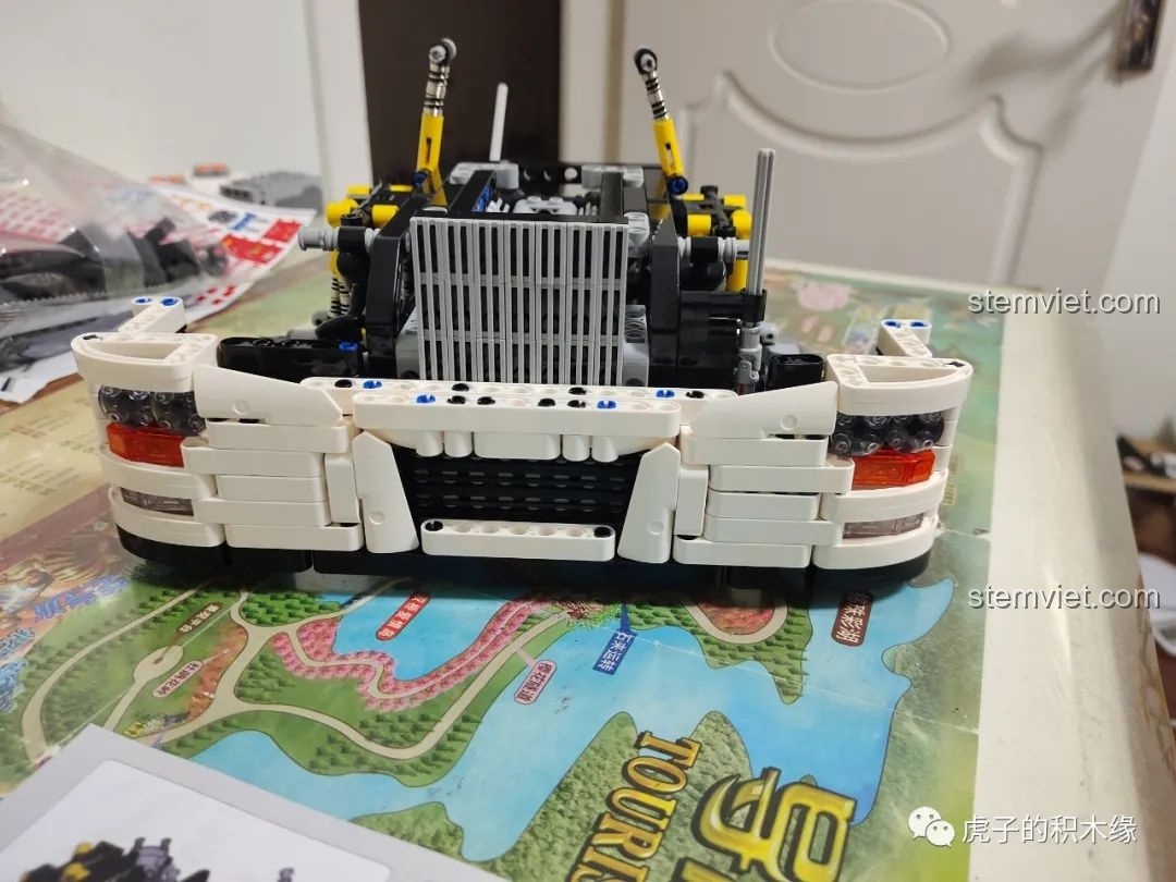 Phần đầu xe Mould King 19002 với hệ thống tản nhiệt và các chi tiết nhỏ