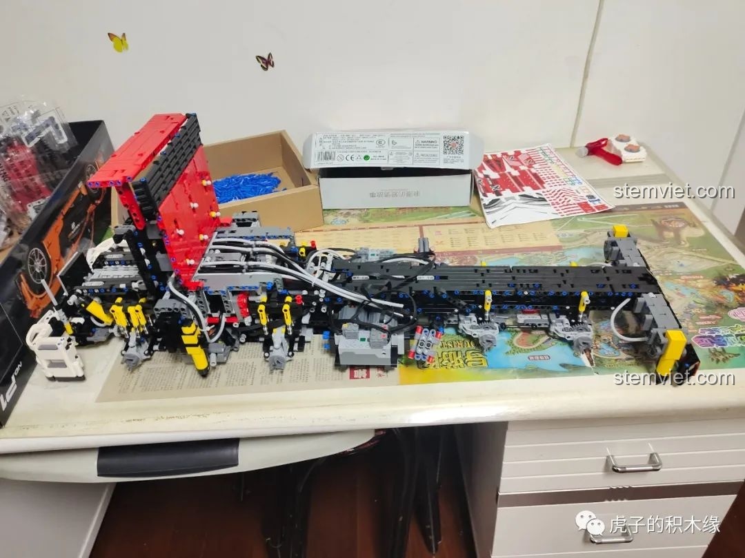 Hệ thống điều khiển và đường ống khí nén của Mould King 19002 được giấu kín