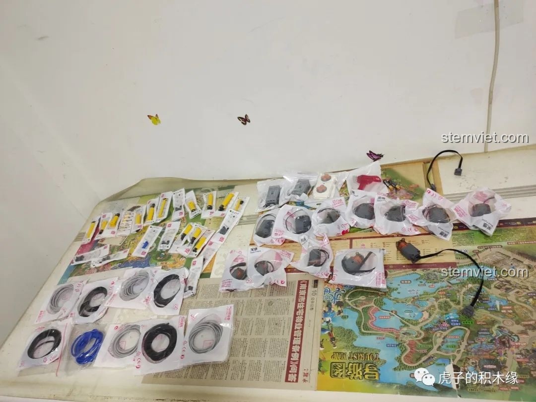 Các động cơ và chi tiết khí nén của Mould King 19002 được sắp xếp