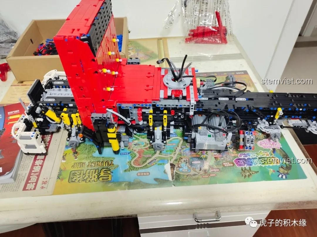 Phần đuôi xe và hệ thống chân chống của Mould King 19002