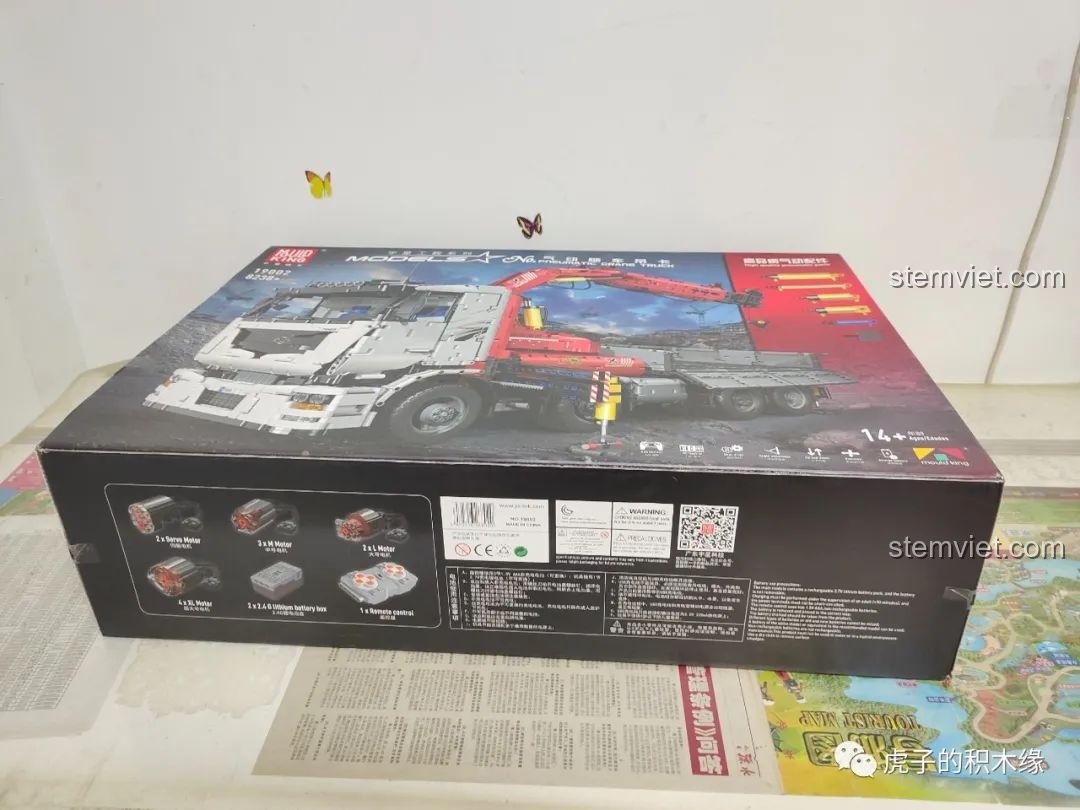 Mặt đáy hộp Mould King 19002 với thông tin về động cơ và hệ thống khí nén